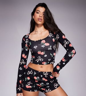 Kaiia exklusiv mixa och matcha scoop neck pyjamas topp koord i mörk bas med jordgubbsrosetttryck