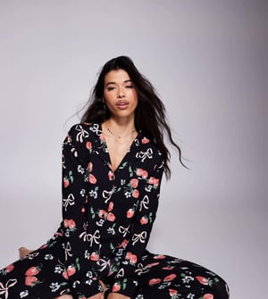 Kaiia exklusiv mixa och matcha kort knäppt pyjamasöverdel i mörk grund med jordgubbssnoddenprint
