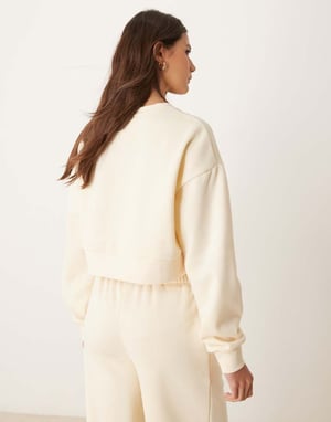 Urban Threads lounge kortad sweatshirt i krämfärg