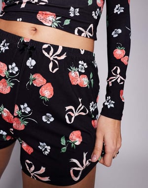 Kaiia exklusiv mixa och matcha pj-shorts set i mörk bas med jordgubbsrosetttryck