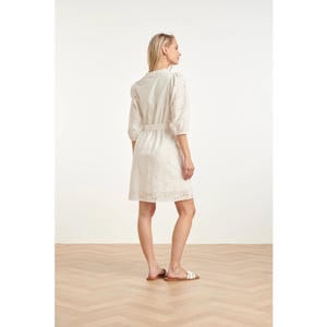 Smashed Lemon Witte broderie jurk met v-hals en strikceintuur |