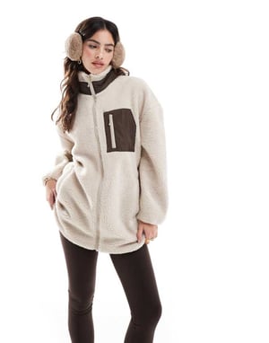 ENDAST rullkrage teddy fleece-jacka i beige med brun fickdetalj