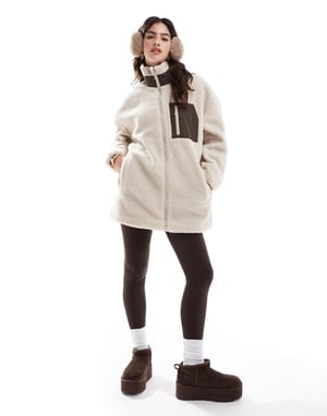 ENDAST rullkrage teddy fleece-jacka i beige med brun fickdetalj