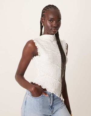 ASOS DESIGN asymmetrisk texturerad shirred ärmlös topp i ecru