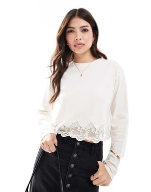 Miss Selfridge långärmad topp med spetsdetalj i crème