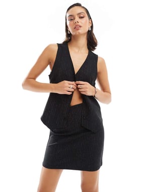 Pieces mixa & matcha glittrig randig mini kjol co-ord i svart