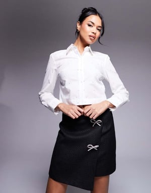 In The Style x Perrie Sian bouclé diamanté rosett detaljerad omslag mini kjol i svart