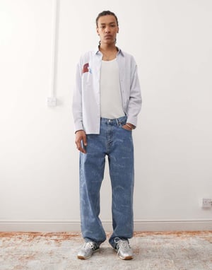 Dr Denim Omar avslappnad passform raka jeans i retro jubileumstryck