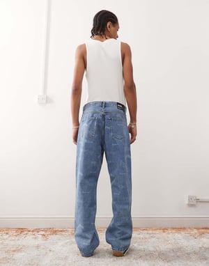 Dr Denim Omar avslappnad passform raka jeans i retro jubileumstryck