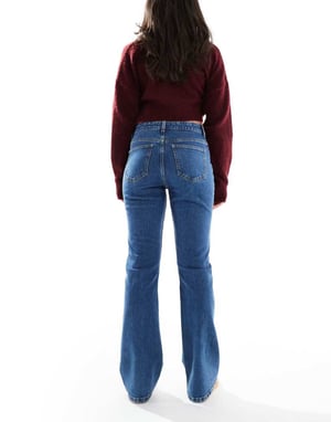 ASOS DESIGN jeans med medelhög midja och utsvängda ben i autentisk mellanblåtvätt