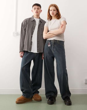 Weekday Astro Unisex låga, löst sittande baggy jeans i streaky mid blue tvätt