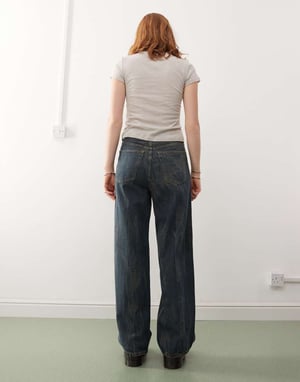 Weekday Astro Unisex låga, löst sittande baggy jeans i streaky mid blue tvätt
