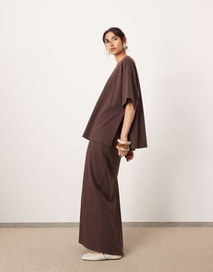 ASOS EDITION premium tung texturerad jersey kolumn maxikjol co-ord i choklad