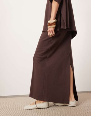 ASOS EDITION premium tung texturerad jersey kolumn maxikjol co-ord i choklad