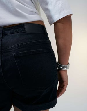 ASOS DESIGN Curve denim komfort momshorts i tvättad svart