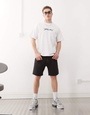 Weekday Space avslappnade denimshorts i tonad svart lyx