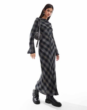 ASOS DESIGN långärmad maxikjol med halsringning i marinblå rutigt