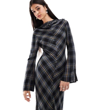ASOS DESIGN långärmad maxikjol med halsringning i marinblå rutigt