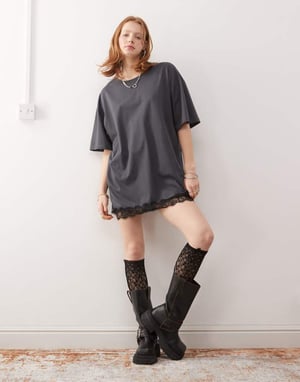 Noisy May oversized t-shirtklänning med spetsdetaljer i kolgrå