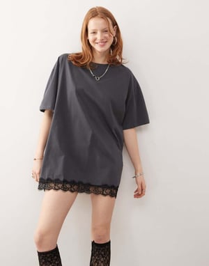 Noisy May oversized t-shirtklänning med spetsdetaljer i kolgrå