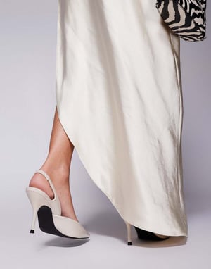 Simmi London Darcia vid passform spetsiga slingback-pumps i sten