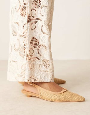 Glamorösa slingback-lågklackade skor i naturlig rafia