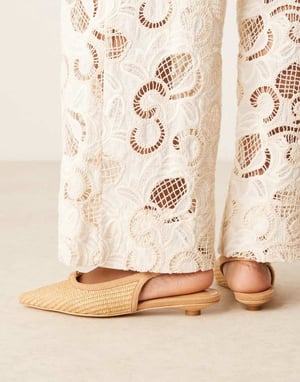 Glamorösa slingback-lågklackade skor i naturlig rafia