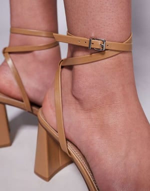 Simmi London Wide Fit Bora remsandaler med blockklack i beige