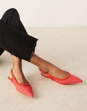 Glamorösa slingback-låga klackskor i röd raffia