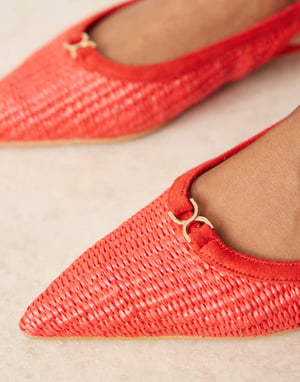 Glamorösa slingback-låga klackskor i röd raffia