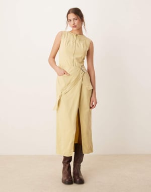 ASOS DESIGN twill midiklänning med sprund och spänne i acid wash stenbeige