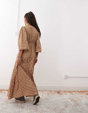 Återvunnen vintage maxi smockklänning med knytframsida i gul och rosa rutmönster
