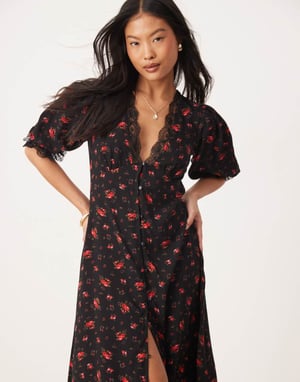 Miss Selfridge Petite maxiklänning med spetsdetaljer och knäppning i svart rosaprintrande