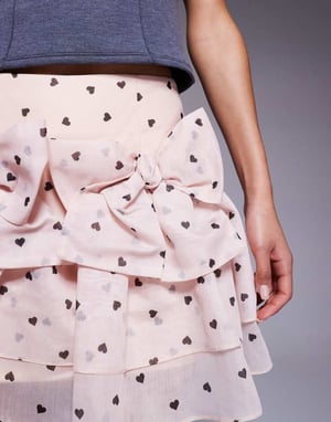 ASOS LUXE minikjol med hjärttryck och rosett framtill i rosa