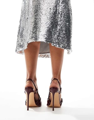 Public Desire Forget Me Not Bred Passform Slingback Spetsiga Klackskor i Kirschellackröd