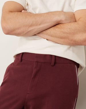 ASOS DESIGN smart vida byxor med sidopipningar i bordeaux