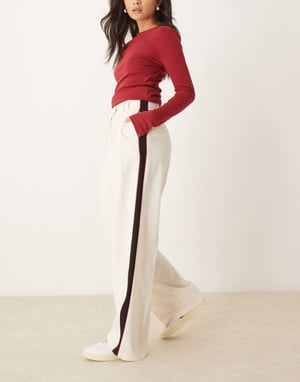 ASOS DESIGN skräddarsydda avslappnade byxor med kontrasterande piping i off white