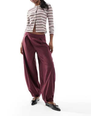 ASOS DESIGN skräddarsydda byxor med tunn barrel-leg i bordeaux