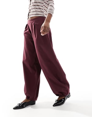 ASOS DESIGN skräddarsydda byxor med tunn barrel-leg i bordeaux