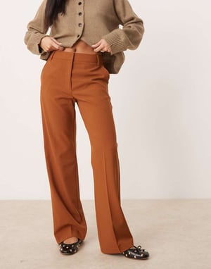 ASOS DESIGN Petite skräddarsydda slim raka byxor i beige