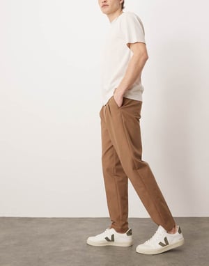 ASOS DESIGN smart tapered bomullschinosbyxor i brunt