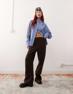 Reclaimed Vintage slouchy skräddarsydda vida byxor i chokladbrun
