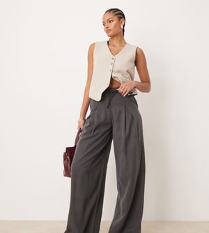 ASOS DESIGN Lång plisserad byxa med vida ben och knytning i grått