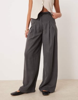 ASOS DESIGN Lång plisserad byxa med vida ben och knytning i grått