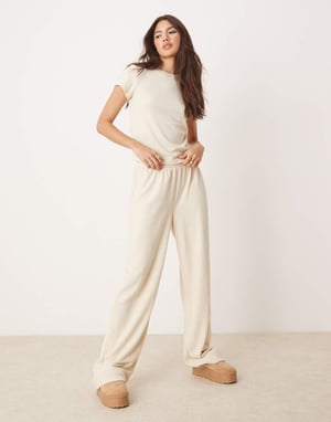 ASOS DESIGN mix & match lounge fluffiga sockor vida benbyxor i krämfärg
