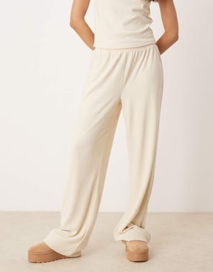 ASOS DESIGN mix & match lounge fluffiga sockor vida benbyxor i krämfärg