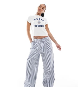 ASOS DESIGN Petite överdrivna dragkedjevid byxor med vida ben i blå rand