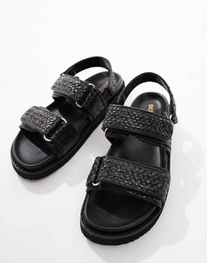 schuh Tiesha fotbäddsandaler i svart rafia