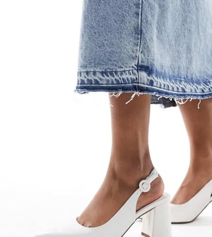ASOS DESIGN Bred Passform Sutton slingback medelhöga klackar i vit krokodilprint