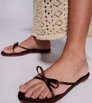 Simmi London Bred Passform Char Bowsandal med platt sula i choklad